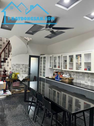 Nhà 3 mặt tiền  2 lầu 1 trệt giá ngộp 4.1tỷ/129 m2, sân ô tô - 3