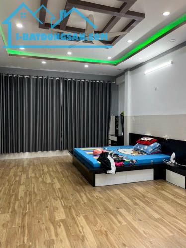 Nhà 3 mặt tiền  2 lầu 1 trệt giá ngộp 4.1tỷ/129 m2, sân ô tô