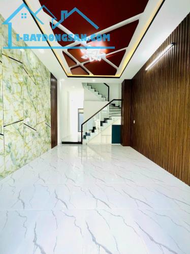 Bán nhà mới vào ở ngay, 70m2, 3Tầng, HXH, Sát Vinhomes Q9. Giá 5.x tỷ