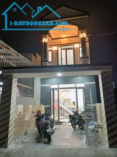 Nhà Lầu trệt SHR 81m2 mặt tiền nhựa 7m sân xe 7 chỗ gần chợ Tân Phước Khánh, Giá chỉ 2,55 - 1