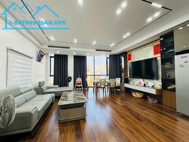 Bán nhà ngã 4 phố Hồng Tiến, Vị trí siêu sầm uất, kinh doanh ngày đêm, 8 Tầng, Thang Máy.