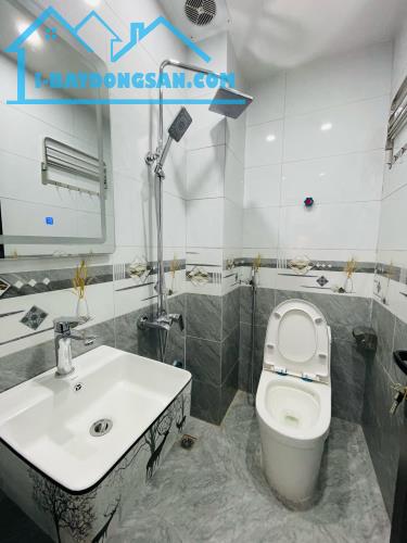 Bán nhà Cảm Hội, Hai Bà Trưng 43m x 4PN, ô tô đỗ gần, tiện ích, dân trí, giá  8.8 tỷ. LH: