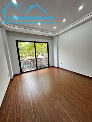 Nhà mới đẹp phố Thanh Am Long Biên, ô tô đỗ cửa, thang máy 36m2 6.x tỷ