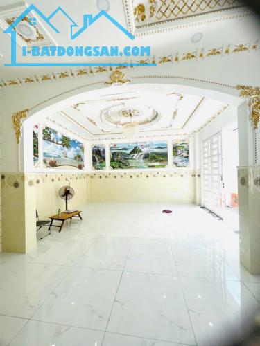 Bán nhà khu dân cư bình chuẩn, Tp, Thuận An, 100m2, nhà 3 tầng, giá chỉ 3,3 tỷ - 4