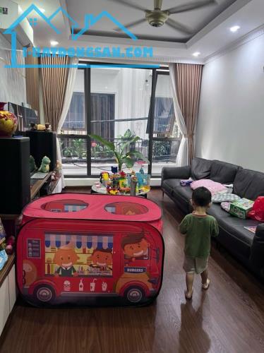 Bán nhà Phố Nguyễn Sơn, Long Biên, 52m2 - 5 tầng, Gara Oto, Gần Phố, KD