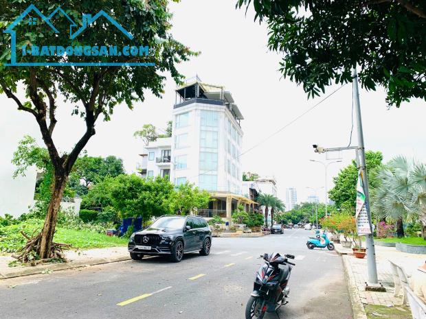 Bán Villa Trực Diện Sông Sài Gòn View Landmark 81,Quận 2 DT:200m2(10x20) 1 Trệt 1 Lầu