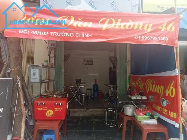 Sang nhượng quán cơm văn phòng đã đầy đủ đồ nghề để nấu cơm bún có lượng khách quen ổn