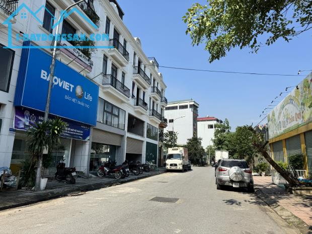 Chính chủ gửi bán lô góc xẻ khe khu Shophouse Sông Hồng, TT Trâu Quỳ, mặt đường 13m. - 2