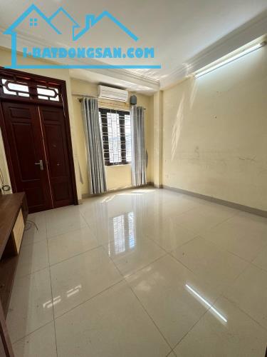 Cho thuê nhà nguyên căn phố Lương khánh Thiện, 45m x5 Tầng 5 ngủ, 15 Triệu LH 0377526803 - 1