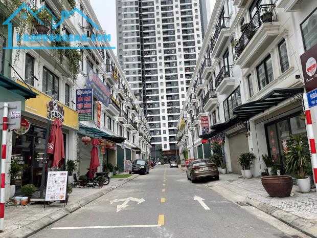 Cần bán căn Shophouse Sông Hồng tại TT Trâu Quỳ, view nội khu, gần chung cư, giá tốt.