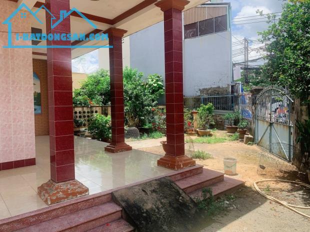 Gấp bán nhà Thủ Đức, liền kề Hoàng Diệu 2, đất 390m2, giá 19 tỷ.