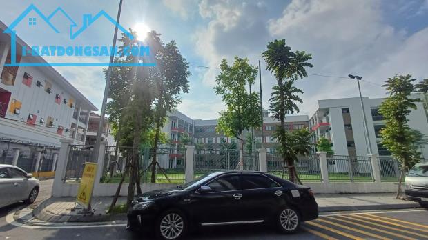 Hot! Đất Tái Định Cư Phố Cổ Linh 100m2, View Vườn Hoa, Gần Aeon Mall