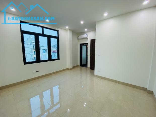 Bán nhà Hoa Lâm Long Biên, nhà chủ xây ở, sẵn nội thất, gần ô tô, ngõ nông. - 2