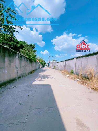 D443 
**Cần bán đất 2 sào 7 (2.700m²), xây dựng SKC, đã đóng thuế đầy đủ tại Khu vực Suối - 2