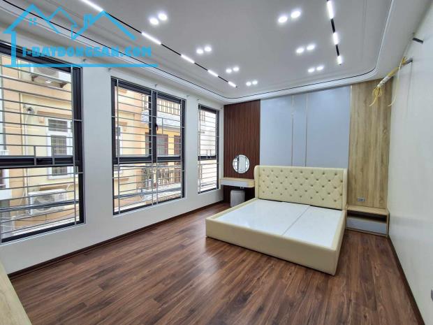 Bán nhà Hoàng Minh Đạo,Long Biên 7 tầng,42m,mt7.2m oto vào nhà  nhỉnh 12 tỷ