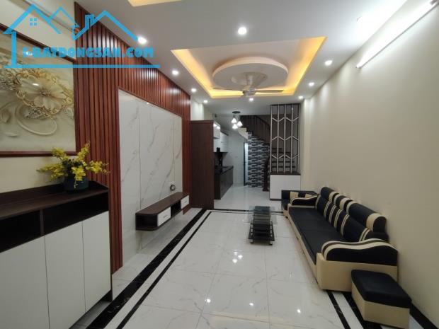 Bán nhà Ngọc Lâm,Long Biên 5 tầng,37m gần oto tránh nhỉnh 6 tỷ - 1