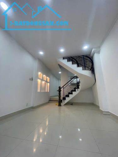 NGAY CÔNG VIÊN TẦM VU - HẺM Ô TÔ THÔNG  - 3PN - 44M2 - CHỈ 5.X TỶ