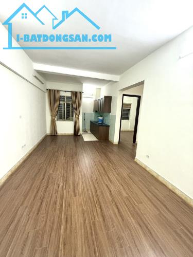 Cần thanh khoản gấp nhà Việt Hưng, Long Biên , lô góc, tiện ích,  DT: 80m2, giá: 3 tỷ ( có