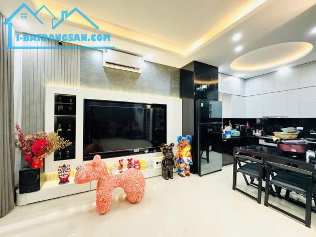 BỒ ĐỀ NGUYỄN VĂN CỪ 47M2 x 5T GẦN BÃI XE LÔ GÓC NHÀ MỚI FULL NỘI THẤT. 9,35TỶ - 5