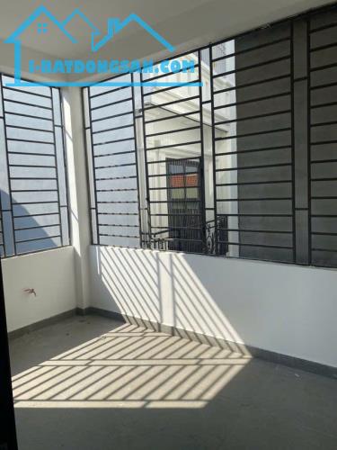 NHÀ MỚI Ở LUÔN PHỐ TRẠM- LONG BIIEN, 41M2, 4 TÀNG, MT 4M,7.7 TỶ. Ô TÔ ĐỖ. - 1