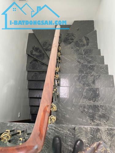 NHÀ MỚI Ở LUÔN PHỐ TRẠM- LONG BIIEN, 41M2, 4 TÀNG, MT 4M,7.7 TỶ. Ô TÔ ĐỖ.
