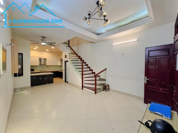 PHÂN LÔ 56M2*4T HOÀNG VĂN THÁI, GARA, NGÕ THÔNG