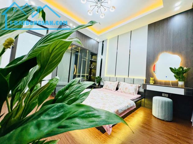 🏡 HOA HẬU TRIỀU KHÚC – 32M² XÂY 5 TẦNG HIỆN ĐẠI, NỘI THẤT NHẬP KHẨU, XE 3 GÁC VÀO NHÀ – C - 3