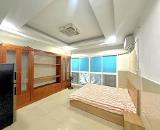 Phòng full nội thất: máy lạnh, tủ lạnh, tủ quần áo, giường, quạt.