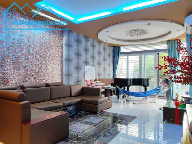 VILLA BIỆT PHỦ SIÊU HIẾM-GIÁ TỐT-VỀ Q.3 BÁN VILLA 200M2-3TẦNG HẺM XE HƠI THỐNG NHẤT GÒ VẤP - 2