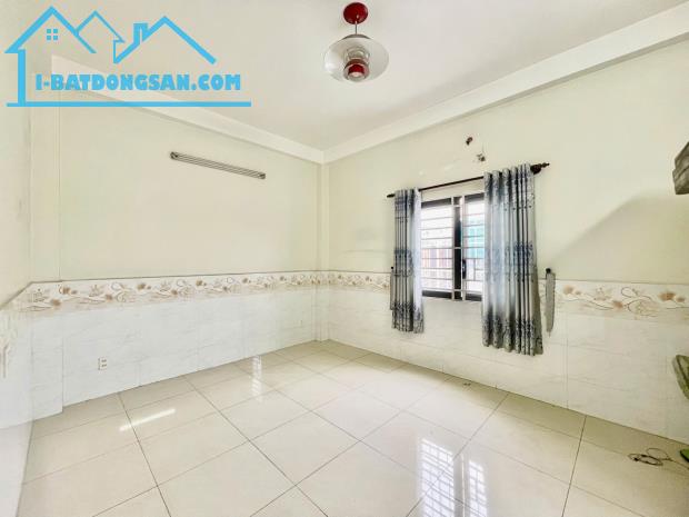 Bán nhà 75m2, đường HƯƠNG LỘ 80, Bình Tân, HXH, 3 tầng, 4 PN, giá 4.6 tỷ còn thương lượng.
