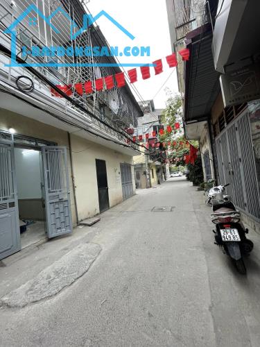 nhỉnh 2 tỷ, ô tô tránh nhau, nhiều tiện ích, ngõ thông. - 3