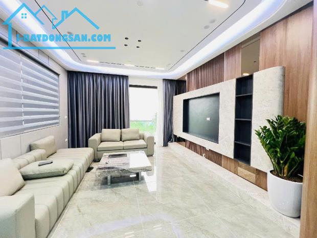 Bán nhà Nguyễn Văn Cừ lô góc ô tô vào 7 tầng thang máy giá 15 tỷ 8.