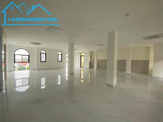 Cho thuê tòa văn phòng siêu đẹp căn góc Him Lam Vạn Phúc. DT 182m2*6 tầng mặt tiền 13m - 2