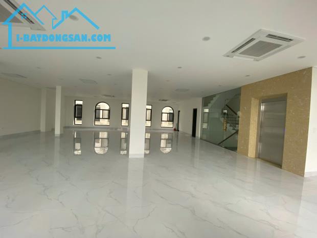 Cho thuê tòa văn phòng siêu đẹp căn góc Him Lam Vạn Phúc. DT 182m2*6 tầng mặt tiền 13m - 3