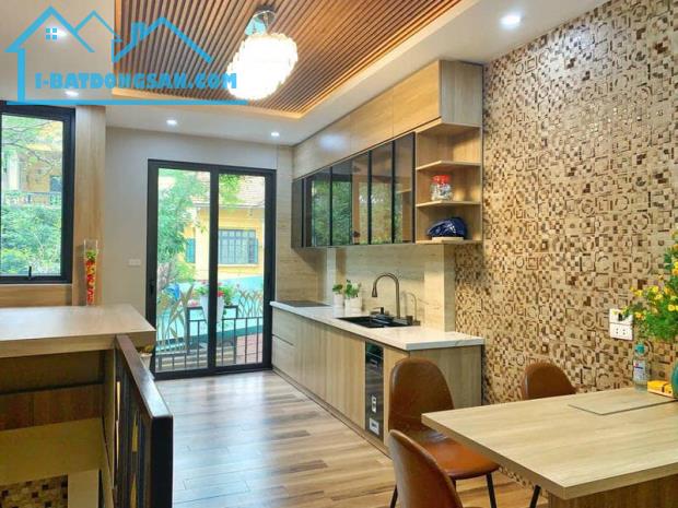CC Cần Bán Căn 52m2 5 Tầng Nguyễn Văn Cừ 2 Thoáng, Ô Tô Đỗ Cửa Giá Đẹp 10.x Tỷ