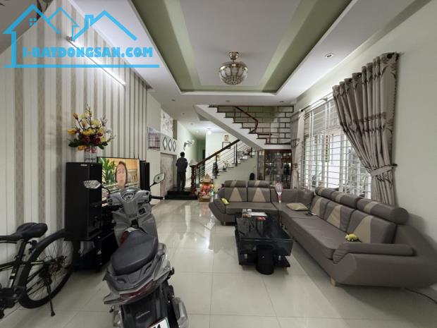 ♣ Nhà sát Phạm Cự Lượng, 192m2, ngang 9m, 2 tầng còn mới, sân rộng, 6.x tỷ - 4