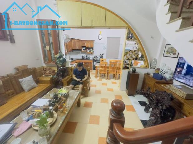 BÁN NHÀ KIM GIANG –DÂN XÂY -GẦN Ô TÔ - DT: 45mX 5T mặt tiền 4,2m Giá 7 Tỷ