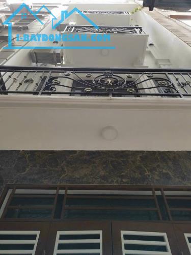 Đẹp long lanh, nhà 5 tầng*32m đầu phố lụa Vạn Phúc, ngõ rộng rãi ôtô đỗ cách nhà chỉ 10m.