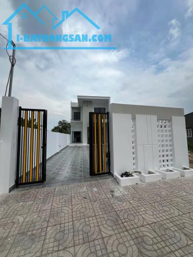 căn biệt thự sân vườn siêu đẹp (ngang 7 dài 26 ) Sổ Hồng Riêng Thổ Cư chỉ 2ty3 - 1