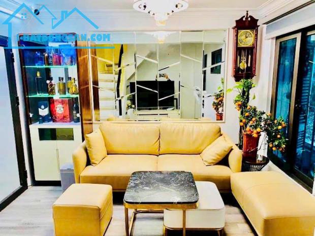 Nhà đẹp ở luôn ở La Thành, Đống Đa diện tích 52m2, 4 tầng, mặt tiền 4.8m, gara oto, Giá - 4