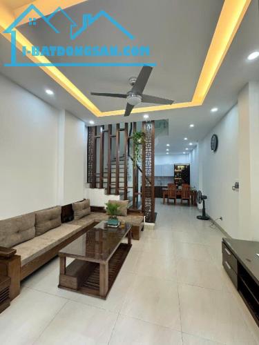 BÁN NHÀ NGUYỄN VĂN CỪ 35M2* 5 TẦNG* 6.5 TỶ, FULL NỘI THẤT, Ô TÔ ĐỖ CỬA
