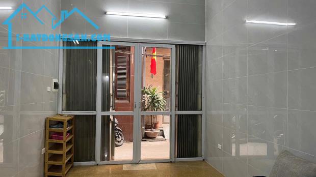 Cho thuê nhà Phố Hoàng Mai (gần chợ Hoàng Mai) 3 tầng x 40m2, 3 ngủ, chỉ 8.5 triệu/tháng