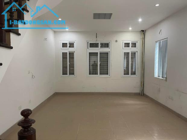 Bán nhà phố Nguyễn Trãi, Thanh Xuân. DT 54m2 x 5 tầng. Lô góc, ô tô đỗ cửa.LH: 0868843139 - 3