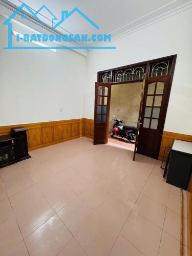 Cần bán nhà 40m2 ngõ 5 Phố Hoàng Quốc Việt thông Nguyễn Đình Hoàn - 1