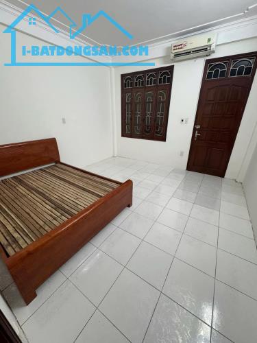 Cần bán nhà 40m2 ngõ 5 Phố Hoàng Quốc Việt thông Nguyễn Đình Hoàn - 2
