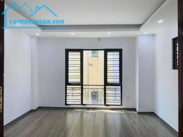 Bán gấp nhà Đê La Thành, Đống Đa, nhà đẹp thang máy, ngõ rộng thoáng