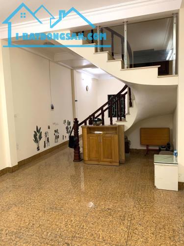 Cho thuê nhà ngõ ô tô Mạc Thái Tổ - Cầu Giấy 50m x 5T giá 25 triệu, vỉa hè, ô tô, nhà đẹp