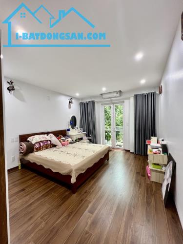 Nhà gần Big C Long Biên 65M2, VỈA HÈ- Ô TÔ TRÁNH - PHỐ THÔNG - KINH DOANH - TẶNG NỘI THẤT - 3