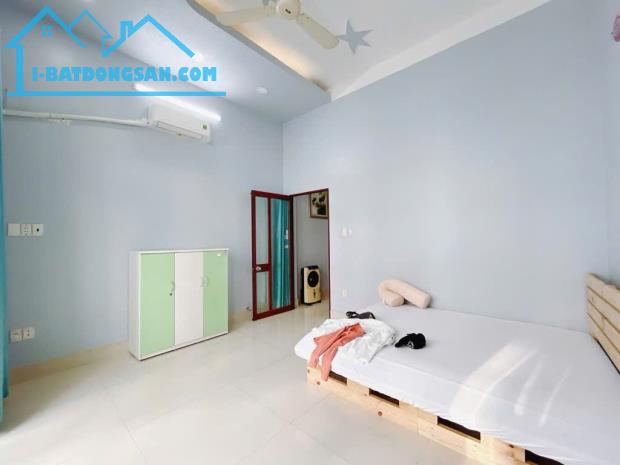 NHÀ GIÁ RẺ :CẠNH CHỢ TÂN MỸ. TRUNG TÂM Q 7. DT: 104M2. 2 TẦNG. HDT 28 TR. GIÁ CHỈ 8.9 TỶ.
