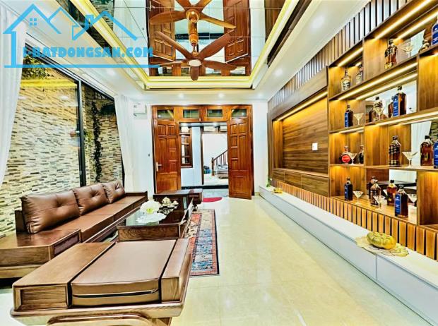 ĐẲNG CẤP PHỐ HOÀNG NHƯ TIẾP… NHÀ 36M MỘT NHÀ RA NGÕ Ô TÔ CHỈ NHỈNH 6 TỶ ĐI BỘ RA - 2